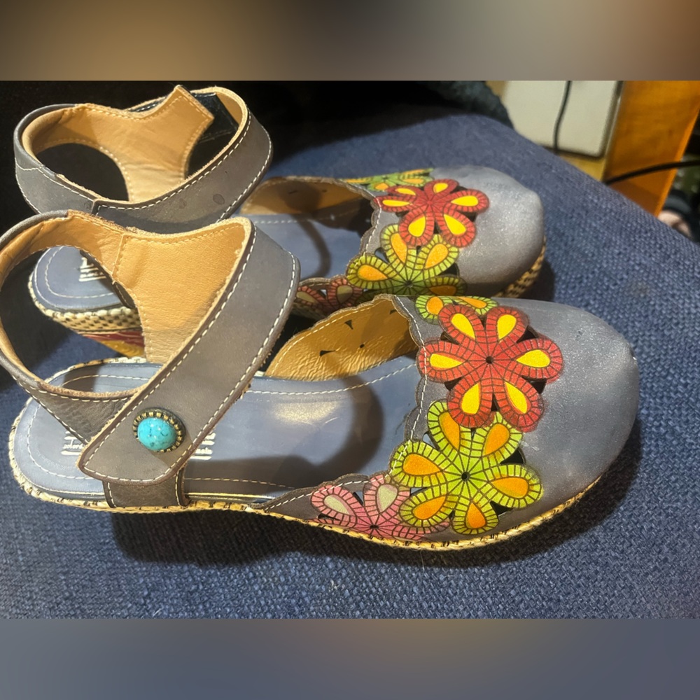 L'Artiste Floral Shoes. Size 8. Never worn.